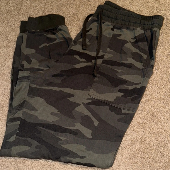 New Women’s Splendid Camouflage Joggers - Picture 2 of 3